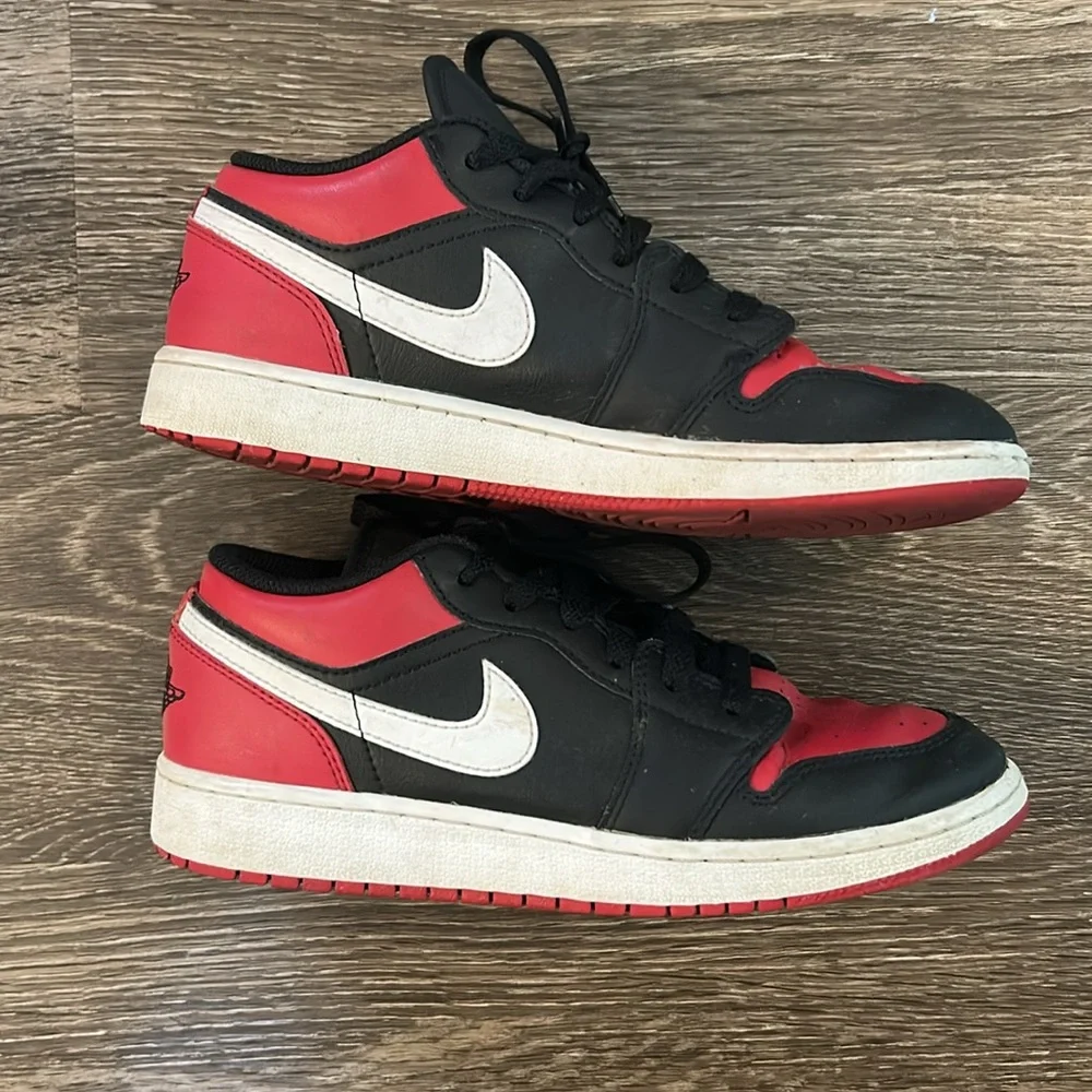 Nike Black and Red Sneakers High-Top Leather 5.5